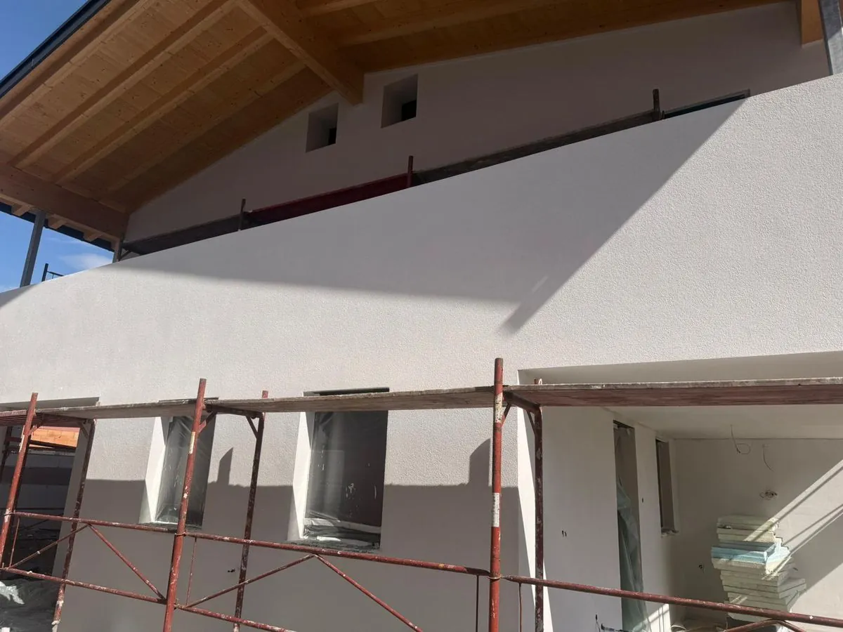 Saniertes Wohnhaus mit neuer Fassade in Tirol