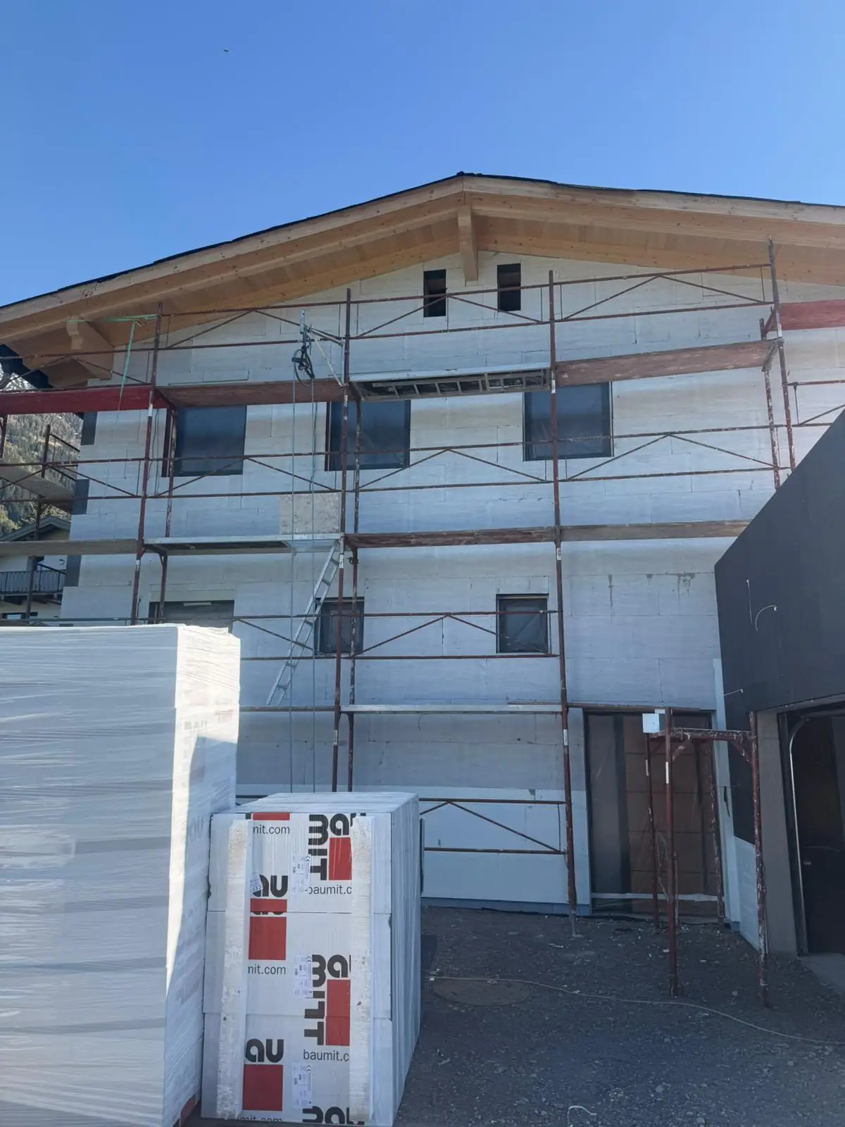 Fassade mit Vollwärmeschutz (WDVS) in Tirol