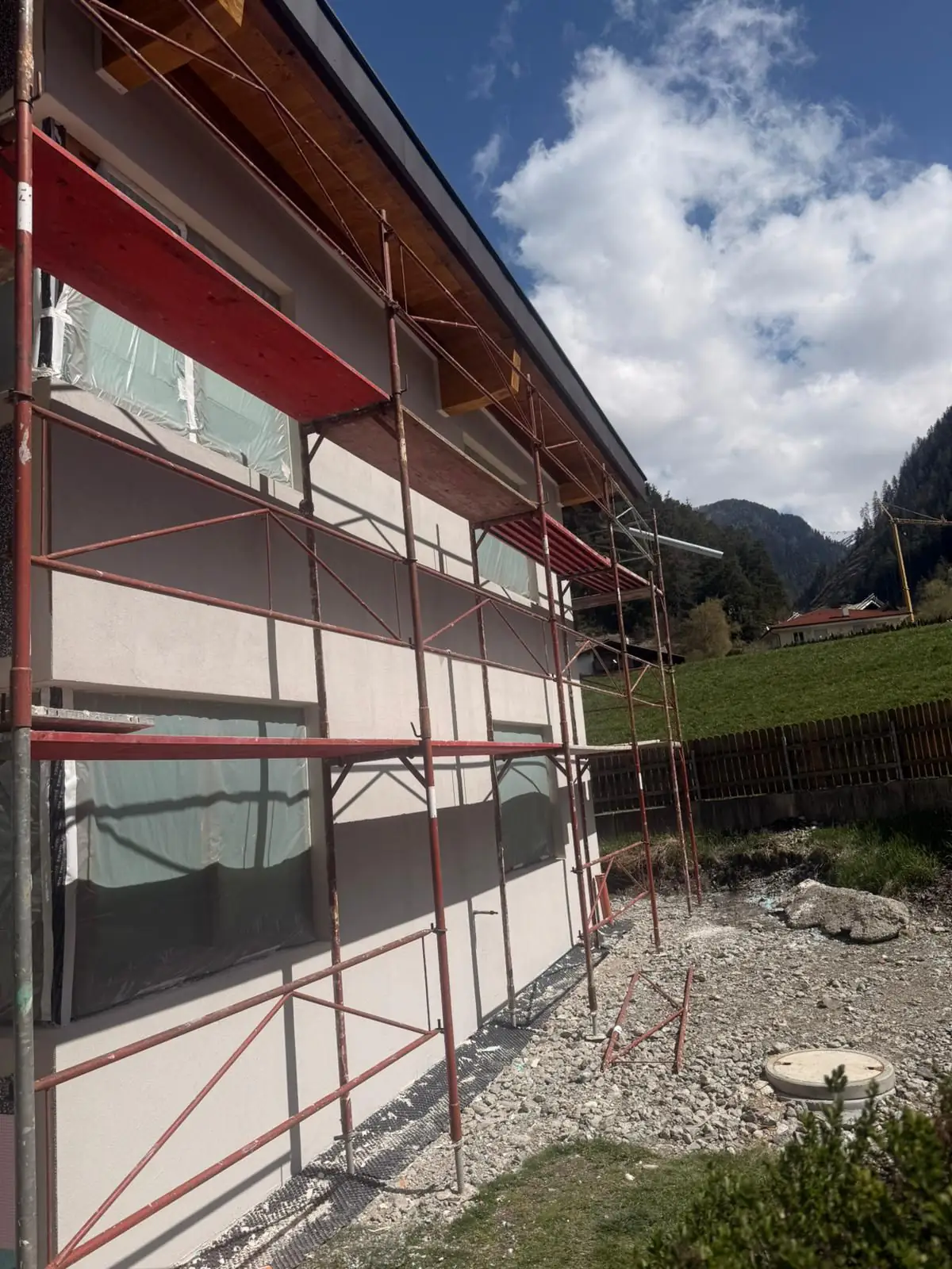 Fassadengerüst auf einer Baustelle in Tirol