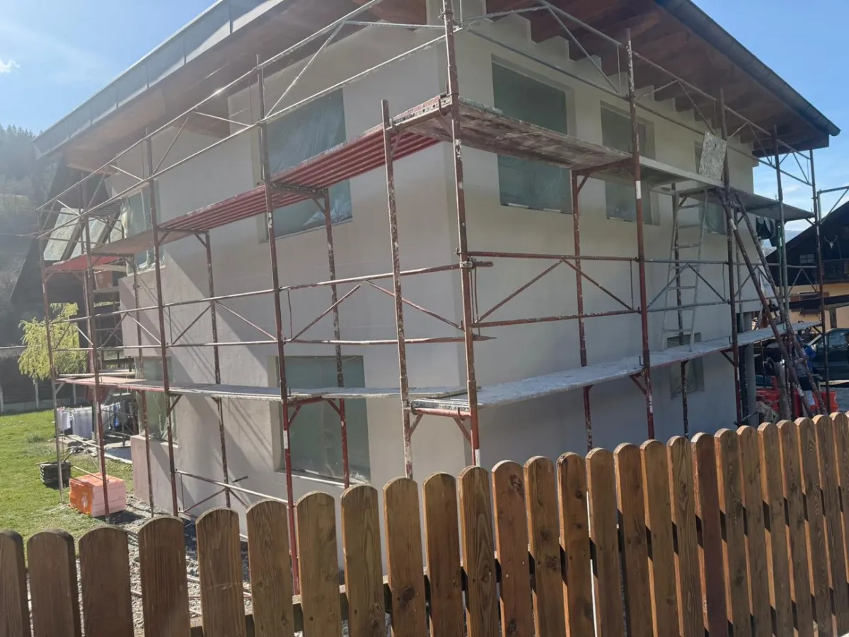 Fassadengerüst mit Schutznetz an einer Baustelle