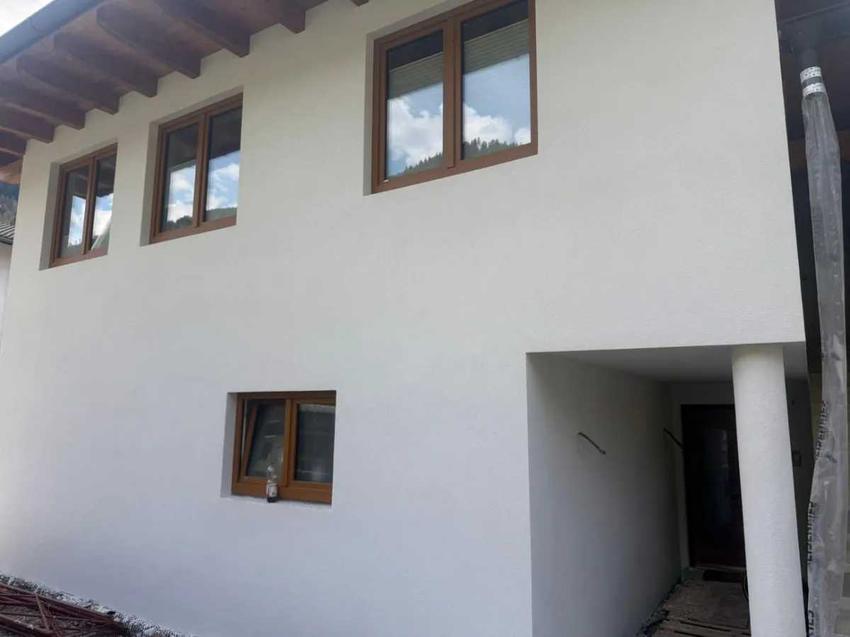 Fertiggestellte Fassade mit Fenstern in Tirol
