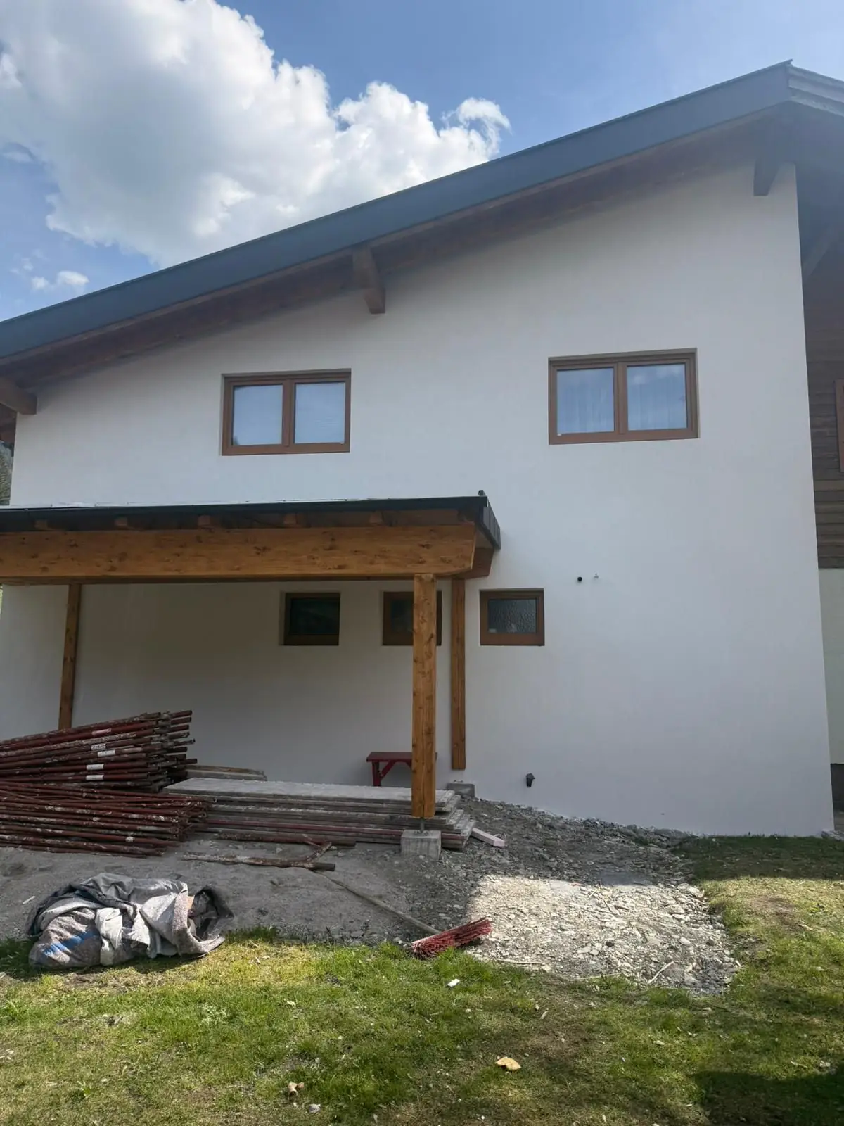Dämmplatten werden an einer Fassade angebracht